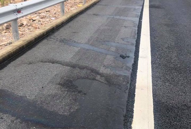 Phát hiện vết dầu loang bất thường trên cao tốc 34.000 tỷ đồng Vết dầu loang dài, bất thường trên cao tốc Đà Nẵng - Quảng Ngãi