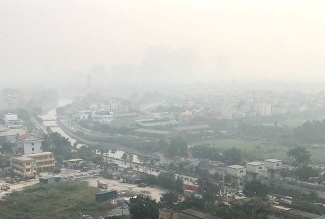 Chuyên gia lí giải hiện tượng sương mù mờ mịt ở Thủ đô Do kết hợp với khói bụi, nên hiện tượng sương mù ở khu vực nội thành Hà Nội sẽ quẩn, tan lâu hơn. Ảnh: Phạm Anh