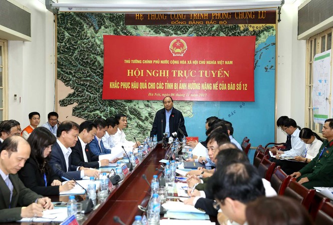 Thủ tướng: Hỗ trợ khẩn cấp cho người dân vùng lũ Thủ tướng Nguyễn Xuân Phúc yêu cầu hỗ trợ khẩn cấp cho người dân vùng lũ