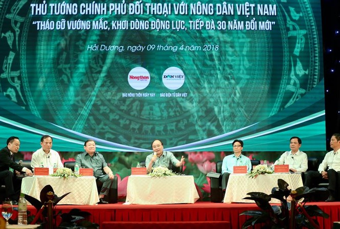 Thủ tướng: Trước khi gieo hạt phải biết bán cho ai Thủ tướng chủ trì đối thoại với nông dân.