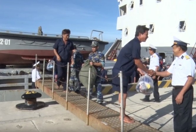 Đưa 31 ngư dân bị chìm tàu ở Trường Sa về bờ an toàn 31 ngư dân Quảng Ngãi đã được đưa về Cam Ranh (Khánh Hòa) an toàn