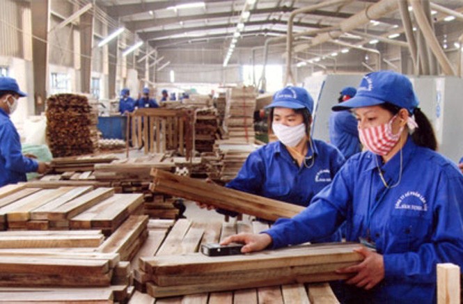 Doanh nghiệp Trung Quốc rót vốn vào ngành gỗ Việt Nam có xu hướng doanh nghiệp đầu tư sang ngành gỗ ở Việt Nam để "né" các chính sách trả đũa thương mại Mỹ-Trung.