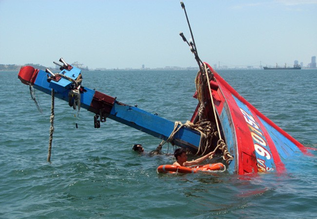 Một tàu cá Quảng Nam bị 'tàu lạ' đâm gần Hoàng Sa Tàu cá của ngư dân Việt Nam nhiều lần bị "tàu lạ" đâm khi đánh bắt trên ngư trường truyền thống