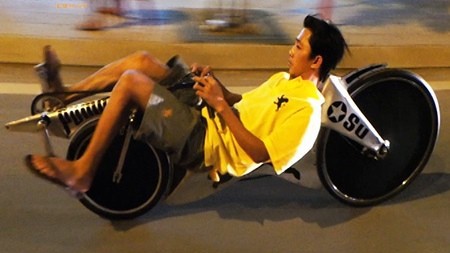 Teen Sài thành thích thú với xe đạp nằm Teen Sài thành thích thú với xe đạp nằm