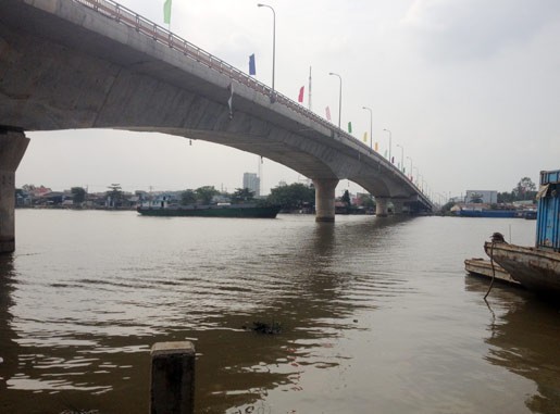 Nữ sinh nhảy cầu tự tử Hiện trường cầu Hưng Lợi nơi nữ sinh lao xuống sông tự tử. Ảnh: VietNamNet