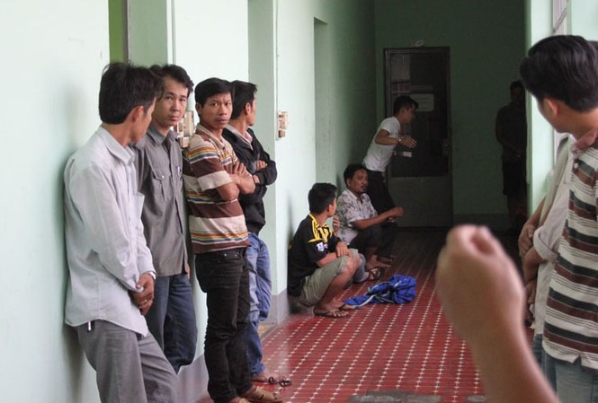 Bắt 13 đối tượng tại hai sòng bài quy mô lớn Các đối tượng bị tạm giữ tại CQĐT.