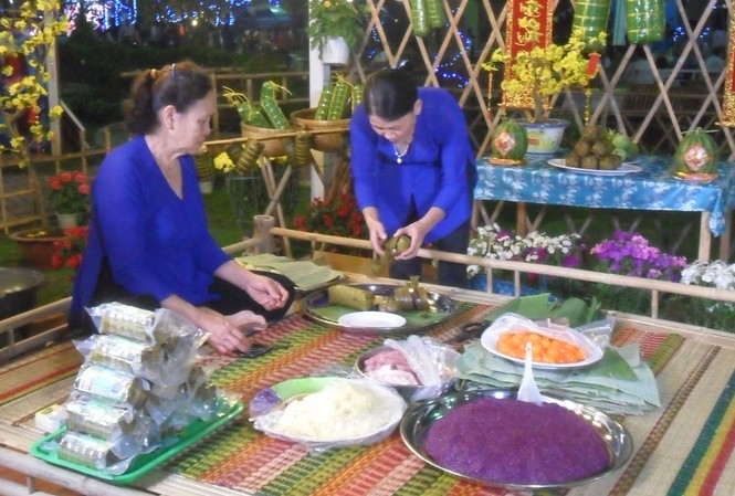 Khai mạc Ngày hội bánh dân gian Nam bộ Nghệ nhân đang gói bánh tét. ẢNH: HÒA HỘI