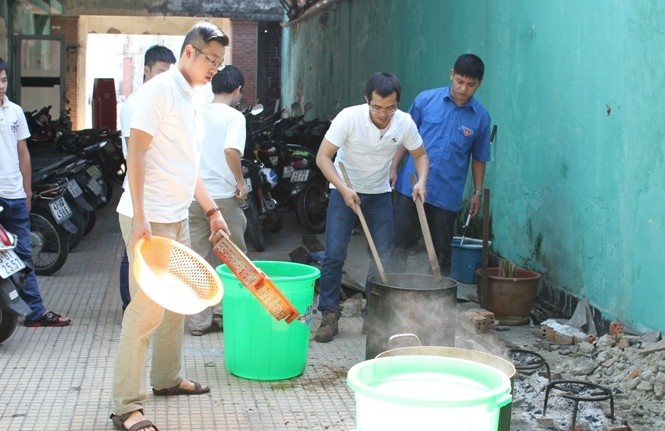 1.000 lao động nghèo Đà Nẵng nhận quà Tết Cận cảnh nấu bánh