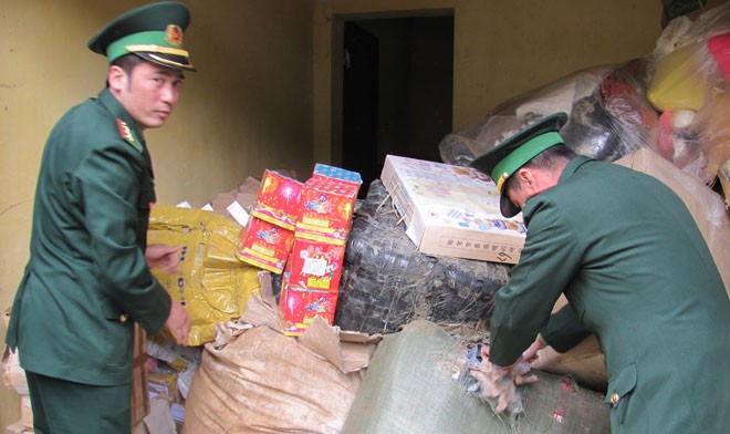 Ngày tết vẫn chốt chặn vùng biên chống buôn lậu Biên phòng Cốc Nam bắt giữ hàng lậu từ Trung Quốc. Ảnh: Duy Chiến