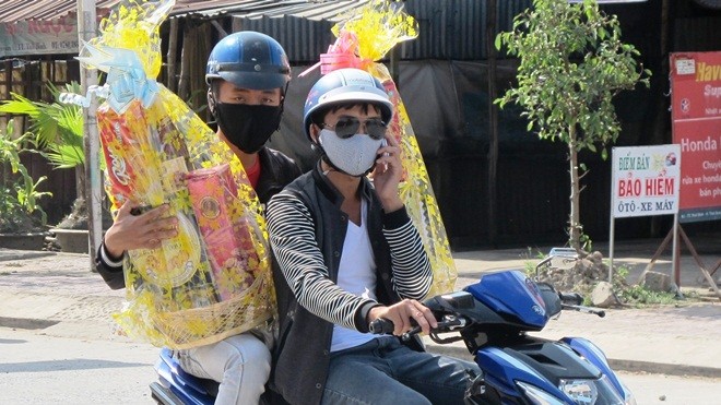 Đất Mũi Cà Mau vào xuân Mang phần quà cúng kiến tổ tiên, thăm người thân.