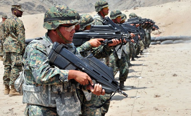 Khám phá siêu súng trường FN F-2000 là súng có thiết kế rất hầm hố và hoàn toàn khác xa so với các thiết kế súng trường tiến công trước đây.