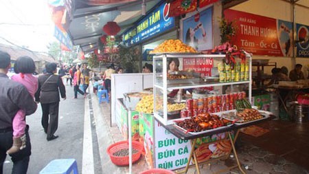 Ngã ngửa với bát bún 120.000 đồng ở phủ Tây Hồ Đầu năm nhiều hàng quán xung quanh phủ Tây Hồ ra sức hét giá (ảnh minh họa: NLĐ)