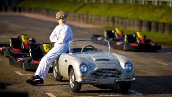 Siêu xe dành cho trẻ 10 tuổi giá khủng Cậu bé sành điệu bên chiếc Aston Martin DB Junior