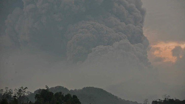Indonesia đóng cửa 3 sân bay vì núi lửa phun trào Núi lửa Kelud phun trào nhìn từ làng Mbalak, Blitar, Đông Java, Indonesia
