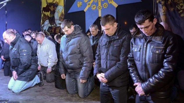 Cảnh sát Ukraine quỳ gối xin tha thứ Cảnh tượng này diễn ra trên sân khấu ở tỉnh Lviv của Ukraine.
