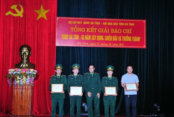 55 xây dựng, chiến đấu và trưởng thành BCH Biên phòng tỉnh đã trao kỷ niệm chương “Vì chủ quyền biên giới” cho 10 nhà báo đang hoạt động trên địa bàn tỉnh