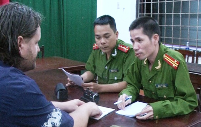 Nhặt được của rơi, trả ngay du khách ngoại Ông Matthew Belinda Stott bày tỏ cảm kích khi nhận lại tài sản bị thất lạc