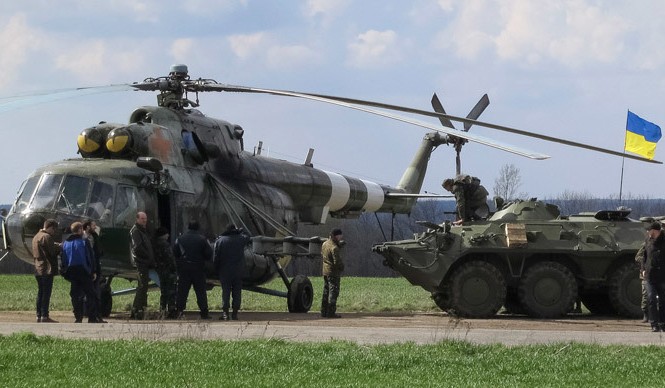 Tướng Ukraine dọa tiêu diệt 'phần tử' không buông súng Trực thăng và xe bọc thép Ukraine ở miền đông nước này hôm 15/4