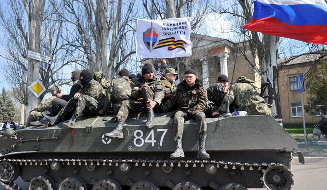 Lính Ukraine buông vũ khí, đứng về phe biểu tình Lính Ukraine ngồi trên xe bọc thép cắm cờ Nga ở Kramatorsk.