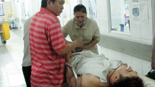 Đoạt mạng người yêu trong nhà nghỉ Tú được đưa vào bệnh viện cấp cứu. Ảnh: V.N.