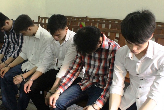 93 năm tù cho băng dùng roi điện cướp 147.000 USD Băng cướp dùng roi điện tại tòa - ảnh Hoàng Quỳnh
