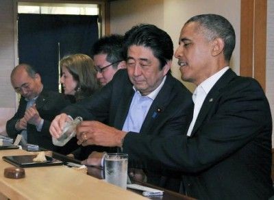 Tổng thống Mỹ thưởng thức sushi cùng Thủ tướng Nhật Bản Ông Obama và Abe cùng thưởng thức sushi