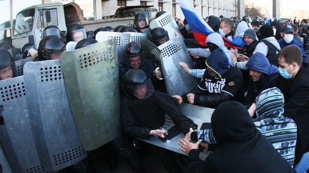 EU trừng phạt quan chức cấp cao Nga vì Ukraine Cảnh đụng độ giữa cảnh sát và người biểu tình ở miền đông Ukraine