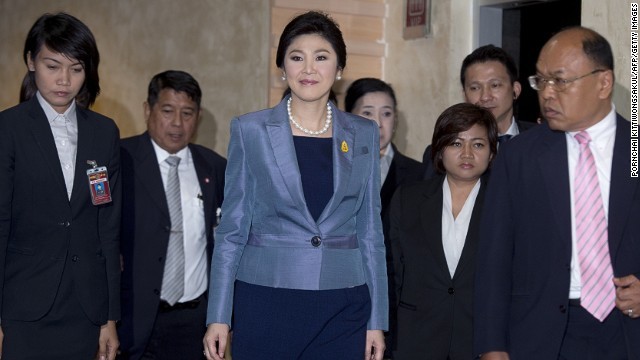 Tòa án Thái Lan ra phán quyết buộc Thủ tướng từ chức Thủ tướng Thái Lan Yingluck Shinawatra trước cửa Tòa án Hiến pháp ở Bangkok