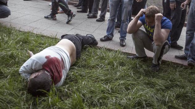 Lính Ukraine nổ súng vào cử tri ở miền Đông Một cử tri bị dính đạn ở Krasnoarmerisk