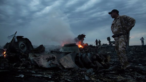 Tìm thấy hộp đen thứ 2 của MH17 Xác chiếc Boeing 777 của hãng Hàng không Malaysia ở Donetsk