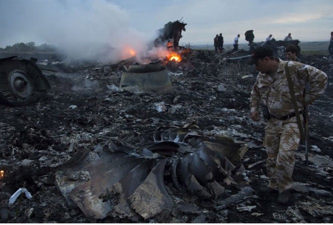 Nga phát hiện máy bay quân sự Ukraine tiến sát MH17 Hiện trường nơi máy bay Boeing 777 của Malaysia rơi ở Ukraine