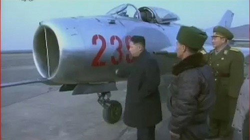 Triều Tiên ngừng tập trận MiG-19 vì rơi nhiều Lãnh đạo Triều Tiên Kim Jong Un (ngoài cùng bên trái) đứng cạnh một chiếc MiG-19