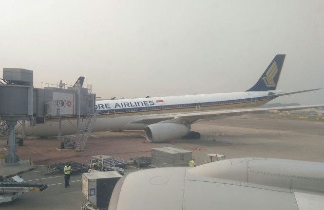 Máy bay Singapore gãy càng hạ cánh khi đang đậu Chiếc Airbus A330-300 gặp sự cố khi đang kiểm tra kỹ thuật.