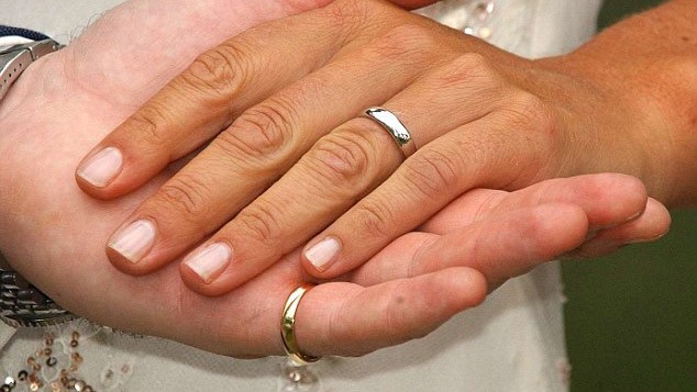Vợ hiếp dâm chồng để... 'thu thập chứng cứ' ly dị Hiếp dâm trong hôn nhân được quy định thuộc tội hình sự ở Hàn Quốc kể từ tháng 5/2013.