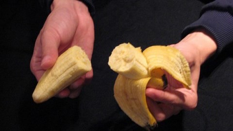 “Gãy kiếm” vì vợ đang ân ái vùng dậy săn hàng sale Hình minh họa
