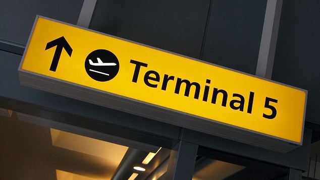 Dùng dao tự đâm liên tiếp vào đầu giữa sân bay Vụ việc xảy ra ở nhà ga số 5 của sân bay Heathrow