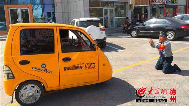 Sốc với hình ảnh nhân viên bảo vệ quỳ lạy người đỗ xe Nhân viên bảo vệ tên Fu Chongming quỳ gối trước chiếc xe điện