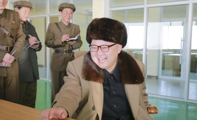 Phát hiện dấu hiệu Triều Tiên sắp thử hạt nhân lần 5 Lãnh đạo Triều Tiên Kim Jong Un quan sát một cuộc thử tên lửa