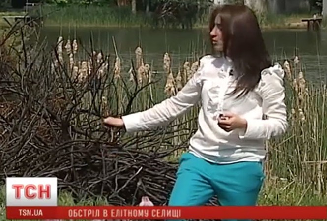 Trực thăng lạ thả bom cháy gần dinh thự Tổng thống Ukraine Hình ảnh bụi cây bị cháy rụi trên truyền hình TSN