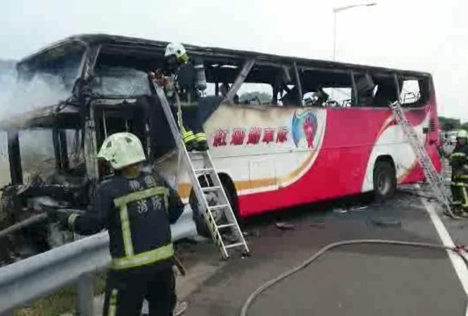 Xe du lịch cháy dữ dội khiến 26 người thiệt mạng Chiếc xe bốc cháy dữ dội khiến 26 người thiệt mạng