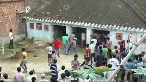 Báo đốm đại náo làng quê, lôi em bé 3 tuổi Một trong những ngôi nhà bị con thú dữ tấn công.