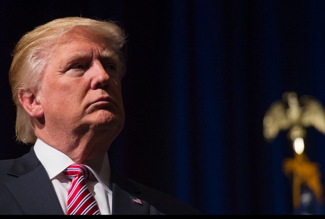 Cuộc đua chức Tổng thống Mỹ: Tỷ phú Trump sẽ thất bại vì một em bé? Ông Donald Trump tại khán phòng của trường trung học Briar Woods ở Ashburn, bang Virginia hôm 2/8.