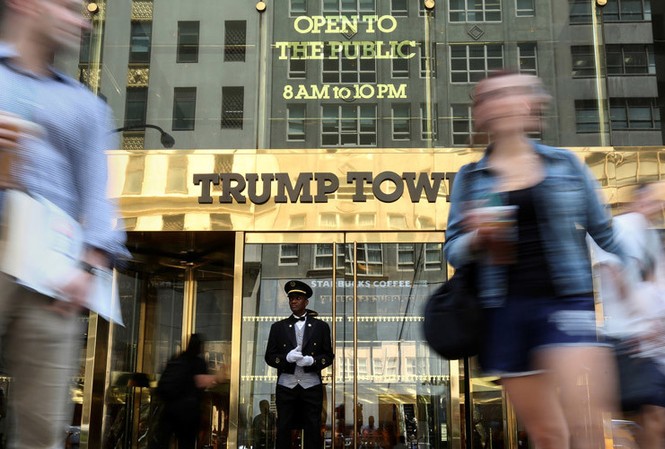 Liều mạng leo nhà chọc trời kêu gọi bỏ phiếu cho ông Trump Lối vào tòa nhà Trump Tower