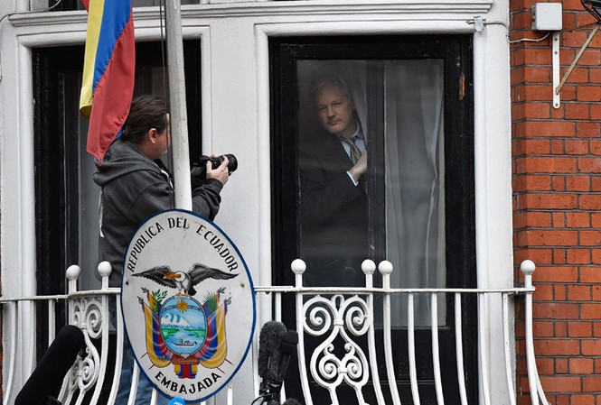 Ecuador cho phép Thụy Điển thẩm vấn ông trùm WikiLeaks Ông Jullian Assange tại đại sứ quán Ecuador ở London