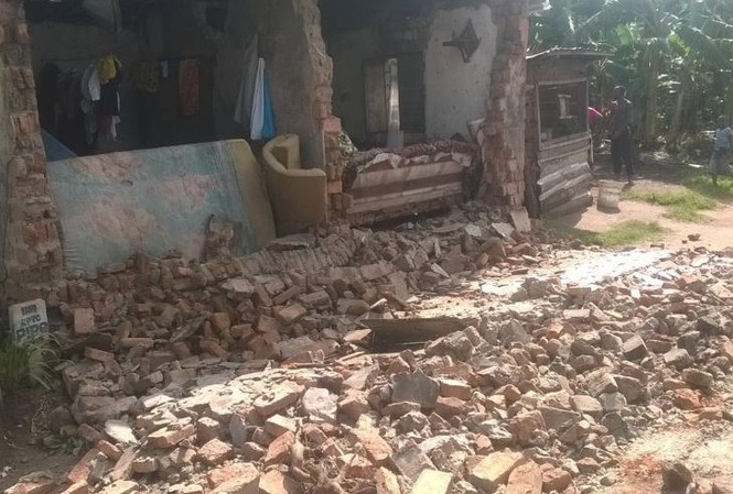Động đất kinh hoàng ở Tanzania, 10 người thiệt mạng Một ngôi nhà ở Bukoba bị sụp đổ vì động đất