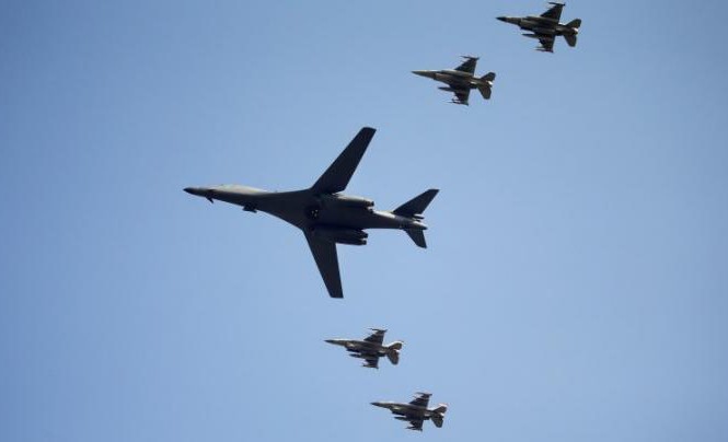 Máy bay ném bom Mỹ lượn sát biên giới Triều Tiên Một chiếc B-1 Lancer được các chiến đấu cơ hộ tống khi bay trên Osan, Hàn Quốc
