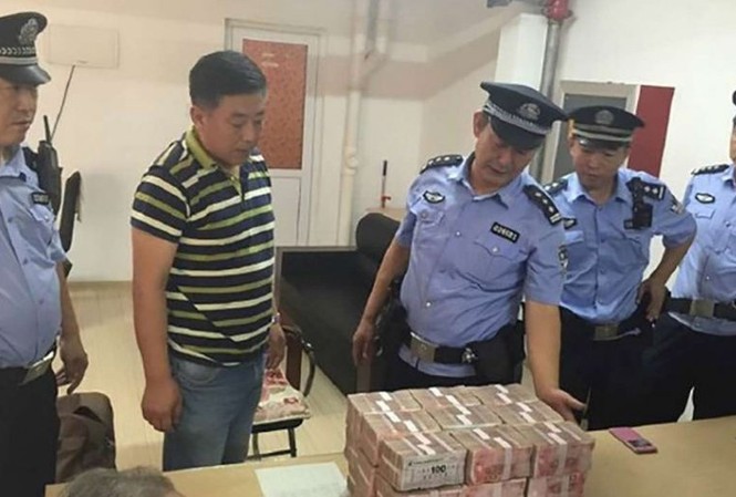 Người dân xếp hàng nhận tiền thưởng 'khủng' dịp Trung Thu Bốn cảnh sát giúp chia tiền cho nông dân