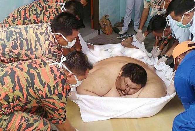 20 lính cứu hỏa khiêng anh béo 250kg đi viện Anh Sia Chi Herng được lính cứu hỏa đưa đi cấp cứu