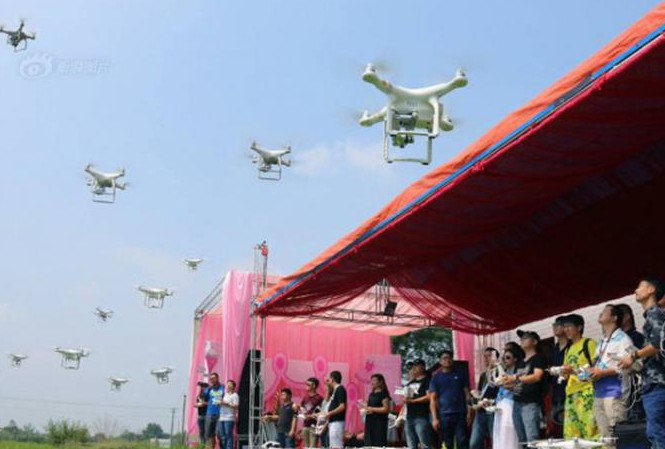 Thuê dàn máy bay không người lái mừng đầy tháng con Các khách mời điều khiển máy bay không người lái