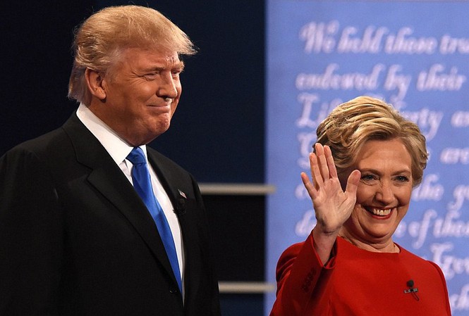Trump và Hillary bắt tay khiên cưỡng trước “đấu khẩu” Ứng viên Tổng thống Mỹ đảng Cộng hòa Donald Trump cùng đối thủ đảng Dân chủ Hillary Clinton trên sân khấu chuẩn bị cho màn tranh luận nảy lửa.